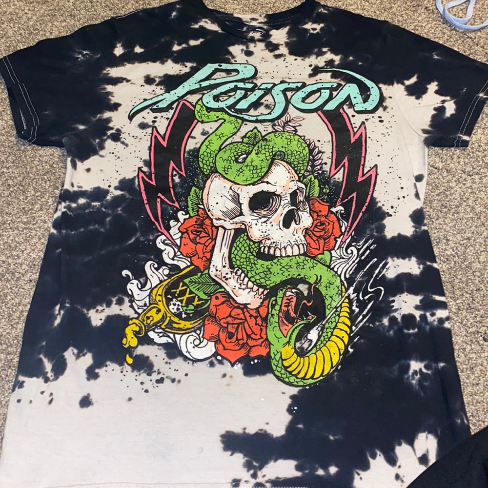 Poison skull graphic t shirt